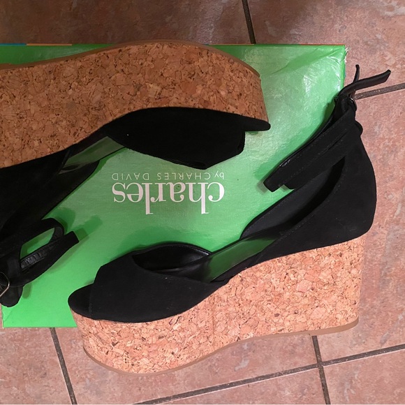 Charles by Charles David. NEW- Open toe platform sandals. Black suede. US 8. - Picture 6 of 6